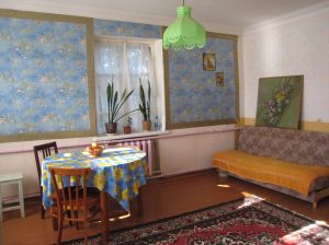 Зал 18 м2, 3 окна 150 на 110см, солнце целый день
