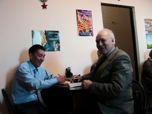 я с партнером обсуждаю товар